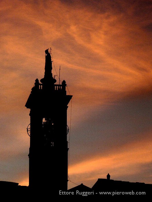 24 - La sagoma di San Lorenzo con i colori del tramonto.jpg